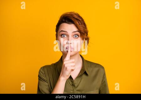 Close-up Porträt von ihr sie schön attraktiv schön schön ziemlich geheimnisvoll wellenförmig haarige Mädchen zeigt shh Zeichen oops Gerücht isoliert auf hellen lebendigen Glanz Stockfoto