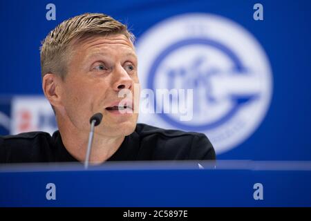 01. Juli 2020, Nordrhein-Westfalen, Gummersbach: Handball: 2. Bundesliga; PK VfL Gummersbach. Gudjon Valur Sigurdsson, neuer Trainer des VfL Gummersbach, spricht im Rahmen einer Pressekonferenz. Foto: Marius Becker/dpa Stockfoto