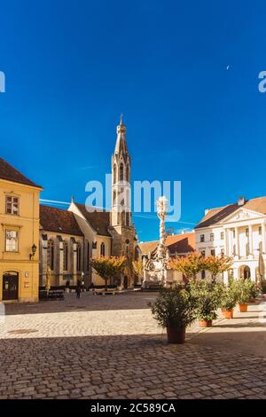 Sopron, Ungarn - Oktober 2018: Dreifaltigkeitsstatue und Ziegenkirche im alten Zentrum in Sopron, Ungarn Stockfoto