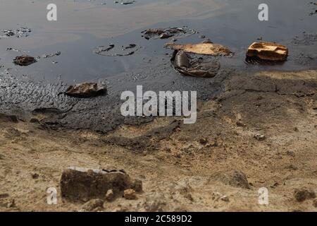 Öldump Verdunstung See ÖLVERSCHMUTZUNG Stockfoto