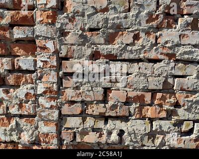 Alte Backstein-Gelb-Hintergrundtextur. Poröse Ziegelwand im Tempel bei Sonnenuntergang Stockfoto