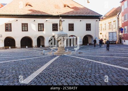 Sopron, Ungarn - Oktober 2018: Der Hauptplatz mit Pflastersteinen gepflastert in der Altstadt von Sopron, Ungarn Stockfoto