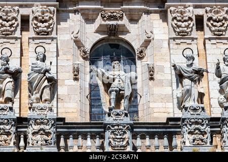 Detail der Skulpturen in der Fassade der historischen Kathedrale in Jaen, Spanien. Stockfoto