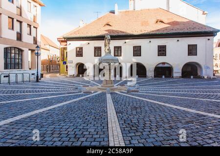 Sopron, Ungarn - Oktober 2018: Der Hauptplatz mit Pflastersteinen gepflastert in der Altstadt von Sopron, Ungarn Stockfoto