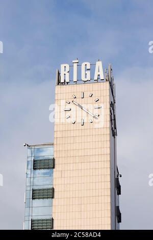 Bildunterschrift Uhrenturm und Logo am Hauptbahnhof, Rigas Centrala Stacija, Riga, Lettland, Latvija, Baltikum, Nordosteuropa, Stockfoto