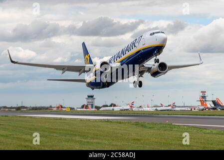 London Southend Airport, Essex, Großbritannien. Juli 2020. Ryanair-Flug FR2190 (Abflugzeit 13:15) ist vom Regionalflughafen in Southend on Sea nach Malaga an der spanischen Costa del Sol geflohen, dem ersten Linienflug von diesem Flughafen seit der COVID-19 Coronavirus-Erdung Anfang März. Passagiere, die in die Boeing 737 einstiegen, mussten beim Betreten des Flughafenterminals strenge Richtlinien einhalten, die das Tragen von Gesichtsmasken einschließt. Viele easyJet & BA-Flugzeuge werden in Southend gelagert, wobei easyJet die Abwrackung ihres Drehkreuzes in Southend ankündigt Stockfoto