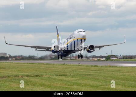 London Southend Airport, Essex, Großbritannien. Juli 2020. Ryanair-Flug FR2190 (Abflugzeit 13:15) ist vom Regionalflughafen in Southend on Sea nach Malaga an der spanischen Costa del Sol geflohen, dem ersten Linienflug von diesem Flughafen seit der COVID-19 Coronavirus-Erdung Anfang März. Passagiere, die in die Boeing 737 einstiegen, mussten beim Betreten des Flughafenterminals strenge Richtlinien einhalten, die das Tragen von Gesichtsmasken einschließt. Viele easyJet & BA-Flugzeuge werden in Southend gelagert, wobei easyJet die Abwrackung ihres Drehkreuzes in Southend ankündigt Stockfoto