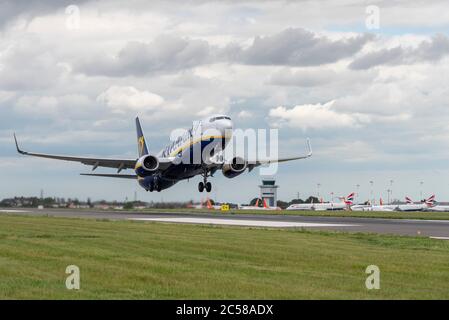 London Southend Airport, Essex, Großbritannien. Juli 2020. Ryanair-Flug FR2190 (Abflugzeit 13:15) ist vom Regionalflughafen in Southend on Sea nach Malaga an der spanischen Costa del Sol geflohen, dem ersten Linienflug von diesem Flughafen seit der COVID-19 Coronavirus-Erdung Anfang März. Passagiere, die in die Boeing 737 einstiegen, mussten beim Betreten des Flughafenterminals strenge Richtlinien einhalten, die das Tragen von Gesichtsmasken einschließt. Viele easyJet & BA-Flugzeuge werden in Southend gelagert, wobei easyJet die Abwrackung ihres Drehkreuzes in Southend ankündigt Stockfoto