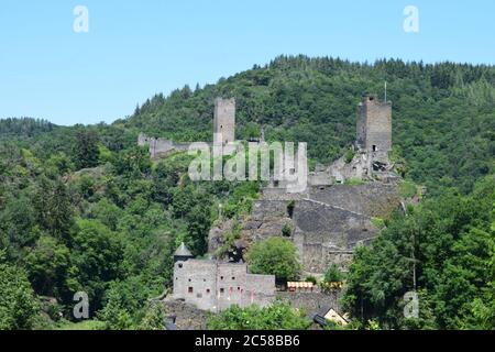 Burgruine in der Eifel: Niederburg und Oberburg Manderscheid Stockfoto