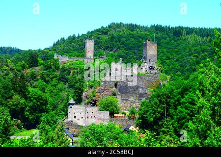 Burgruine in der Eifel: Niederburg und Oberburg Manderscheid Stockfoto