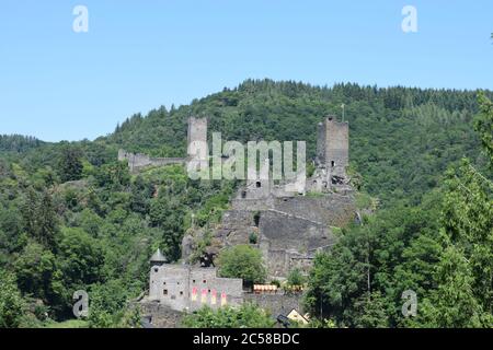 Burgruine in der Eifel: Niederburg und Oberburg Manderscheid Stockfoto