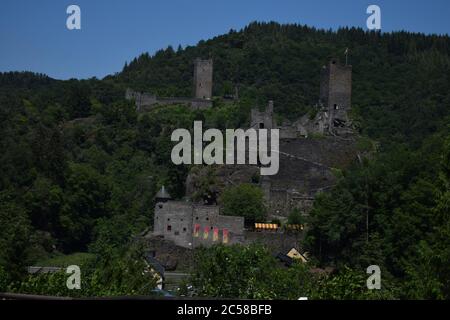 Burgruine in der Eifel: Niederburg und Oberburg Manderscheid Stockfoto