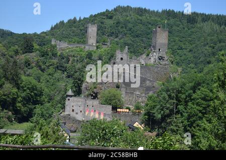 Burgruine in der Eifel: Niederburg und Oberburg Manderscheid Stockfoto