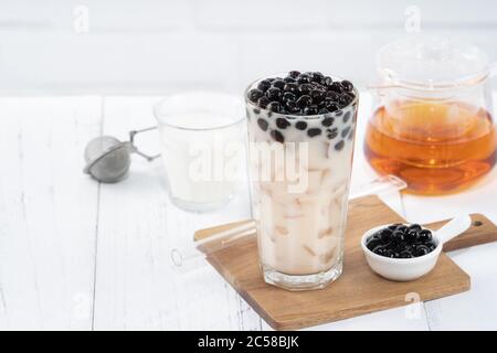 Bubble Milch Tee mit Tapioka Perle Belag, berühmte taiwanesische Getränk auf weißem Holztisch Hintergrund in Trinkglas, Nahaufnahme, kopieren Raum Stockfoto