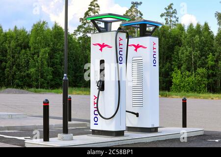 IONITY High-Power-Charging (HPC)-Einheiten für Elektrofahrzeuge. IONITY ist ein Joint Venture zur Reiseerleichterungen in Europa. Paimio, Finnland. Juni 28, 2020 Stockfoto