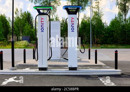 IONITY High-Power-Charging (HPC)-Einheiten für Elektrofahrzeuge. IONITY ist ein Joint Venture zur Reiseerleichterungen in Europa. Paimio, Finnland. Juni 28, 2020 Stockfoto