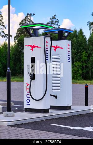 IONITY High-Power-Charging (HPC)-Einheiten für Elektrofahrzeuge. IONITY ist ein Joint Venture zur Reiseerleichterungen in Europa. Paimio, Finnland. Juni 28, 2020 Stockfoto