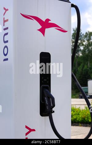 IONITY High-Power-Charging (HPC)-Einheit für Elektrofahrzeuge. IONITY ist ein Joint Venture zur Reiseerleichterungen in Europa. Paimio, Finnland. Juni 28, 2020. Stockfoto