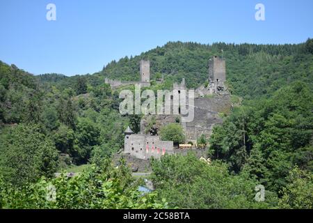 Burgruine in der Eifel: Niederburg und Oberburg Manderscheid Stockfoto