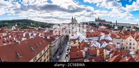 Sonniges Panorama der tschechischen Hauptstadt Prag, vom Turm mit Prager Burg und roten Dächern Häuser Stockfoto