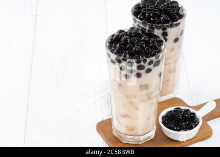 Bubble Milch Tee mit Tapioka Perle Belag, berühmte taiwanesische Getränk auf weißem Holztisch Hintergrund in Trinkglas, Nahaufnahme, kopieren Raum Stockfoto