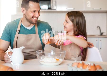 Cute Dad Und Tochter Machen Teig Backen Zusammen Zu Hause Stockfoto