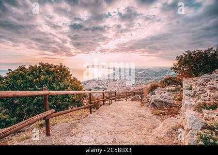 Terracina, Italien. Straße Zum Tempel Des Jupiter Anxur Und Blick Auf Die Skyline Stadtbild Stadt Bei Sonnenuntergang Oder Sonnenaufgang Stockfoto