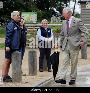 Der Prinz von Wales trifft Mitarbeiter während eines Besuchs im Cotswold Farm Park in Guiting Power bei Cheltenham, um die Arbeit zu sehen, die der Hof bei der Erhaltung der britischen einheimischen Rassen leistet. Stockfoto