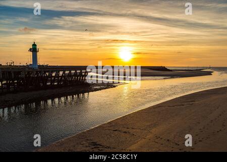 Hölzerner Pier und Leuchtturm in Trouville und Deauville in einem schönen Sommerabend, Frankreich Stockfoto