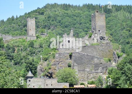 Burgruine in der Eifel: Niederburg und Oberburg Manderscheid Stockfoto