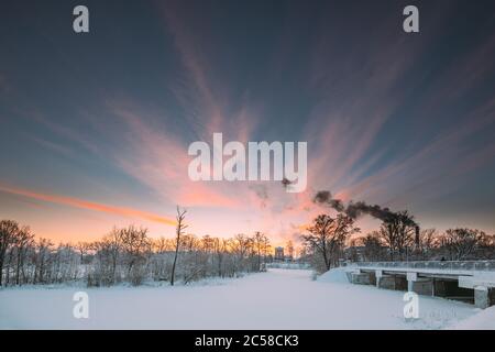 Dobrush, Region Gomel, Weißrussland. Panorama Des Alten Papierfabrik-Turms Am Winterabend Oder In Der Nacht. Historisches Erbe. Lunacharsky Avenue. Stockfoto