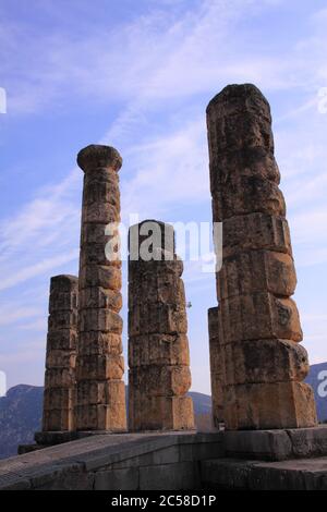 Griechenland, Delphi, Antike griechische archäologische Stätte - Überreste des Apollontempels. UNESCO-Weltkulturerbe. Stockfoto