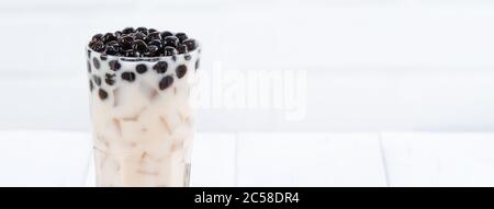 Bubble Milch Tee mit Tapioka Perle Belag, berühmte taiwanesische Getränk auf weißem Holztisch Hintergrund in Trinkglas, Nahaufnahme, kopieren Raum Stockfoto