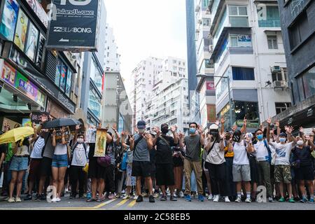 Hongkong, China. Juli 2020. Demonstranten mit Handgesten versammeln sich während eines verbotenen Protestes auf der Straße. China hat Hongkong am Dienstag ein umstrittenes nationales Sicherheitsgesetz auferlegt, ein historischer Schritt, der viele westliche Regierungen beunruhigte, die die Freiheiten der Finanzen hubÃs erwürgen und ihre Autonomie aushöhlen werden. Kredit: Keith Tsuji/ZUMA Wire/Alamy Live Nachrichten Stockfoto