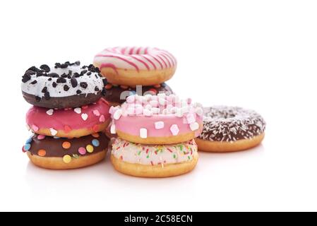 Donuts auf Weiß isoliert gesetzt. Verschiedene Arten von Donuts Stockfoto