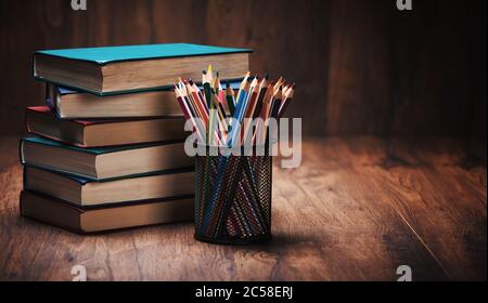 Stapel Bücher mit Bleistiften auf dem Holztisch Stockfoto