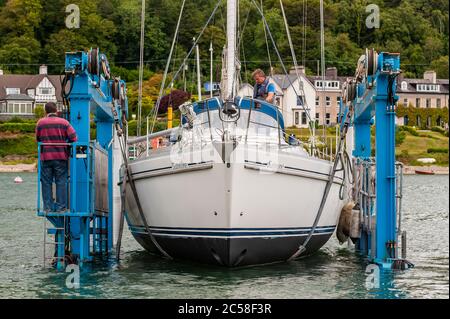 Crosshaven, West Cork, Irland. Juli 2020. Die Segelyacht 'Sabrone' wird von Castlepoint Boatyard in Crosshaven nach ein paar Wochen aus dem Wasser zur Reparatur gestartet. Quelle: AG News/Alamy Live News Stockfoto