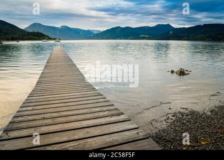 Malerische Aussicht auf Holzsteg am Strand des Tegernsees bei Gmund am Tegernsee in Deutschland Stockfoto