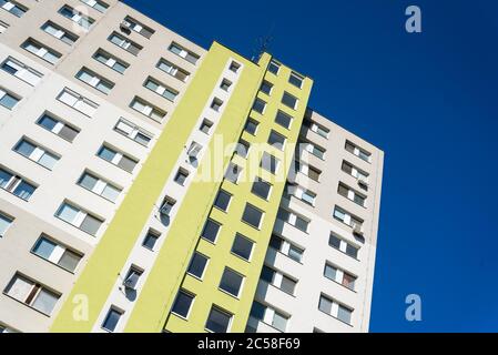 Hohes modernes Apartmentgebäude unter blauem Himmel. Immobilien Hintergrund Stockfoto