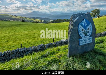 Steinsockel mit Snowdonia National Park Beschilderung angebracht. Stockfoto