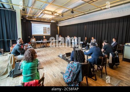 Den Haag, Niederlande. Juli 2020. Den Haag, 01-07-2020, niederländische Politiker diskutieren mit Black Lives Matters (BLM) und Kick Out Zwarte Piet (KOZP) im Dudok Café in Den Haag. Nederlandse politici in gesprek traf BLM en KOZP in Dudok Café in Den Haag. Kredit: Pro Shots/Alamy Live Nachrichten Stockfoto