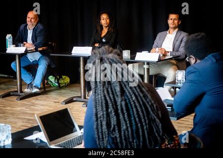 Den Haag, Niederlande. Juli 2020. Den Haag, 01-07-2020, niederländische Politiker diskutieren mit Black Lives Matters (BLM) und Kick Out Zwarte Piet (KOZP) im Dudok Café in Den Haag. DENK Parlamentsabgeordneter Farid Azarkan Nederlandse politici in gesprek traf BLM en KOZP in Dudok Café in Den Haag. Kredit: Pro Shots/Alamy Live Nachrichten Stockfoto