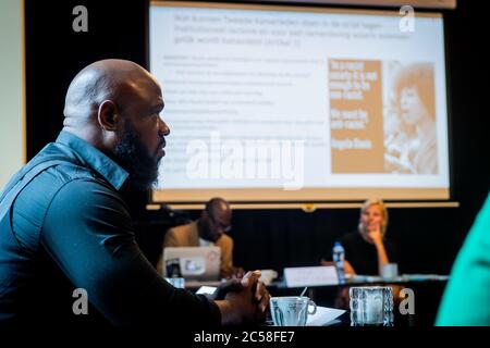 Den Haag, Niederlande. Juli 2020. Den Haag, 01-07-2020, niederländische Politiker diskutieren mit Black Lives Matters (BLM) und Kick Out Zwarte Piet (KOZP) im Dudok Café in Den Haag. Nederlandse politici in gesprek traf BLM en KOZP in Dudok Café in Den Haag. Kredit: Pro Shots/Alamy Live Nachrichten Stockfoto