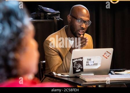 Den Haag, Niederlande. Juli 2020. Den Haag, 01-07-2020, niederländische Politiker diskutieren mit Black Lives Matters (BLM) und Kick Out Zwarte Piet (KOZP) im Dudok Café in Den Haag. Mitchell Esajas, KOZP und das Blad Archives Nederlandse politici in gesprek traf BLM en KOZP im Dudok Café in Den Haag. Kredit: Pro Shots/Alamy Live Nachrichten Stockfoto