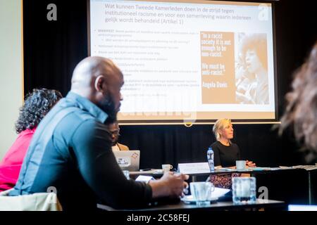 Den Haag, Niederlande. Juli 2020. Den Haag, 01-07-2020, niederländische Politiker diskutieren mit Black Lives Matters (BLM) und Kick Out Zwarte Piet (KOZP) im Dudok Café in Den Haag. PvdEin Parlamentsabgeordneter Attje Kuiken Nederlandse politici in gesprek traf BLM en KOZP im Dudok Café in Den Haag. Kredit: Pro Shots/Alamy Live Nachrichten Stockfoto