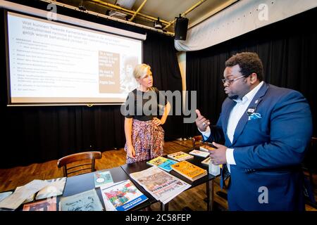 Den Haag, Niederlande. Juli 2020. Den Haag, 01-07-2020, niederländische Politiker diskutieren mit Black Lives Matters (BLM) und Kick Out Zwarte Piet (KOZP) im Dudok Café in Den Haag. PvdEin Parlamentsabgeordneter Attje Kuiken Nederlandse politici in gesprek traf BLM en KOZP im Dudok Café in Den Haag. Kredit: Pro Shots/Alamy Live Nachrichten Stockfoto