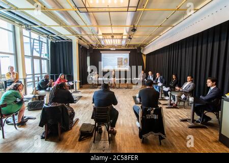 Den Haag, Niederlande. Juli 2020. Den Haag, 01-07-2020, niederländische Politiker diskutieren mit Black Lives Matters (BLM) und Kick Out Zwarte Piet (KOZP) im Dudok Café in Den Haag. Nederlandse politici in gesprek traf BLM en KOZP in Dudok Café in Den Haag. Kredit: Pro Shots/Alamy Live Nachrichten Stockfoto