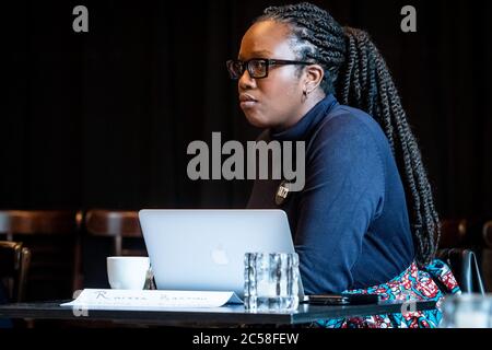 Den Haag, Niederlande. Juli 2020. Den Haag, 01-07-2020, niederländische Politiker diskutieren mit Black Lives Matters (BLM) und Kick Out Zwarte Piet (KOZP) im Dudok Café in Den Haag. Raissa Biekman. Nederlandse politici in gesprek traf BLM en KOZP in Dudok Café in Den Haag. Kredit: Pro Shots/Alamy Live Nachrichten Stockfoto