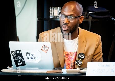 Den Haag, Niederlande. Juli 2020. Den Haag, 01-07-2020, niederländische Politiker diskutieren mit Black Lives Matters (BLM) und Kick Out Zwarte Piet (KOZP) im Dudok Café in Den Haag. Mitchell Esajas, KOZP und das Blad Archives Nederlandse politici in gesprek traf BLM en KOZP im Dudok Café in Den Haag. Kredit: Pro Shots/Alamy Live Nachrichten Stockfoto