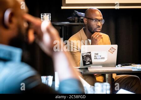 Den Haag, Niederlande. Juli 2020. Den Haag, 01-07-2020, niederländische Politiker diskutieren mit Black Lives Matters (BLM) und Kick Out Zwarte Piet (KOZP) im Dudok Café in Den Haag. Mitchell Esajas, KOZP und das Blad Archives Nederlandse politici in gesprek traf BLM en KOZP im Dudok Café in Den Haag. Kredit: Pro Shots/Alamy Live Nachrichten Stockfoto